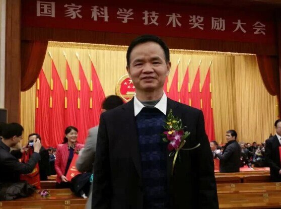 熊大和博士参加2014国家科学技术奖励大会并接受颁奖