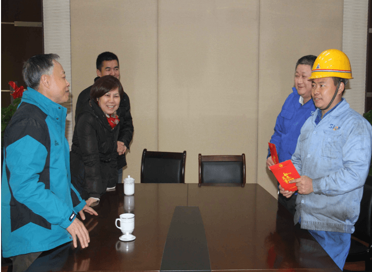集团副总李重贵一行走访慰问金环困难职工