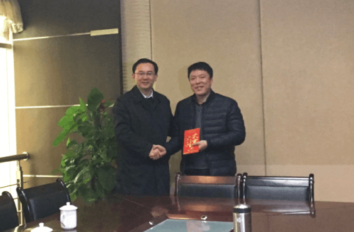 市委常委刘文华到金环磁选走访慰问劳模