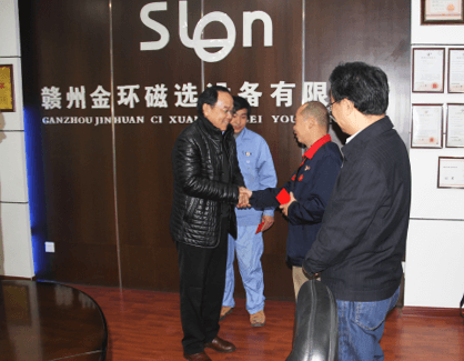 集团公司领导春节前夕走访慰问金环磁选困难职工